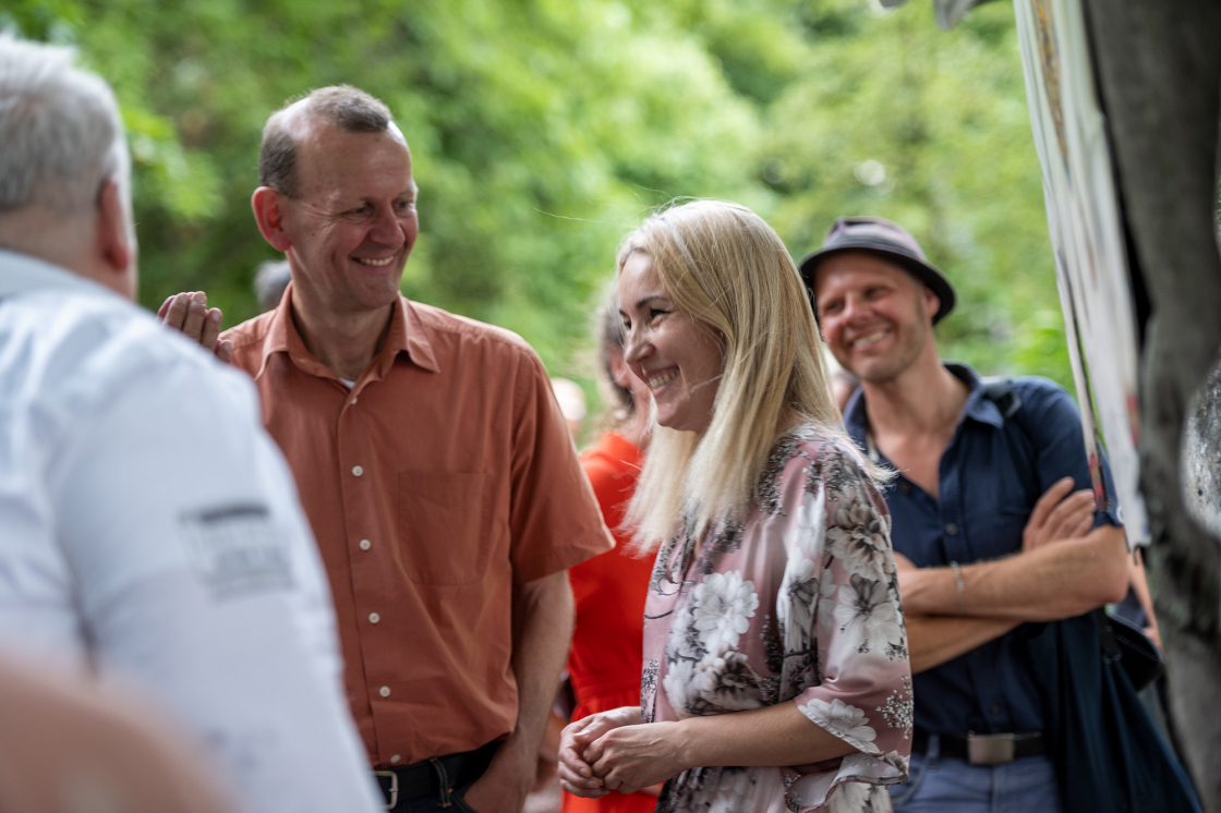 Zwei Menschen im Gespräch